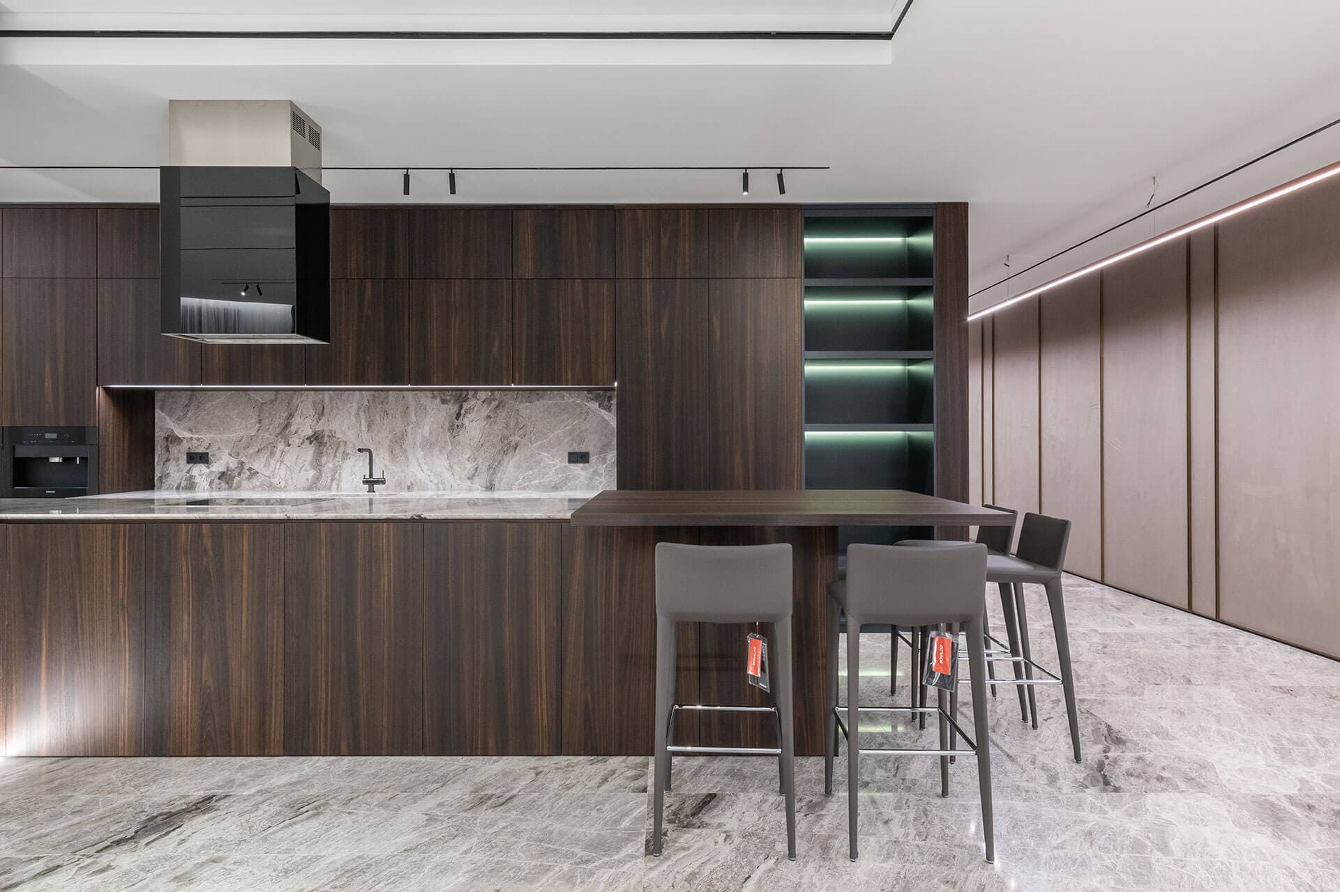 بحث حول تأثير الإعلام والتكنولوجيا على الثقافة والتفاعل الاجتماعي